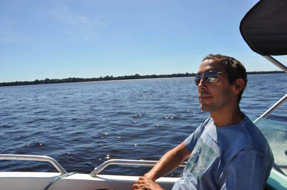 Atravessando o Rio Negro a caminho do arquipélago de Anavilhanas, região de Novo Airão - AM